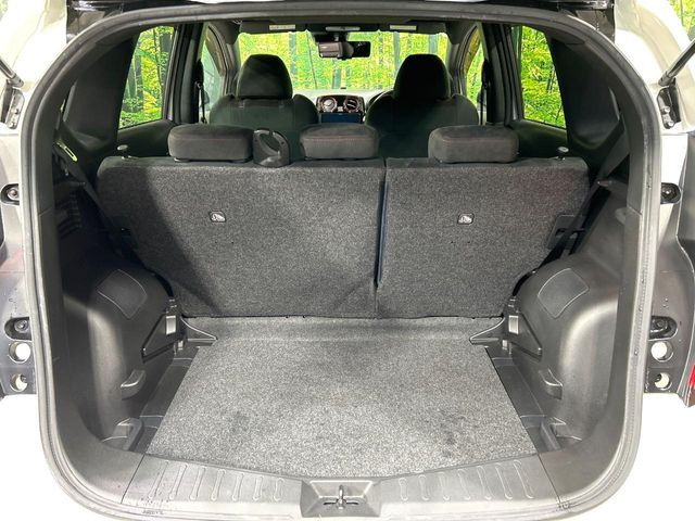 ���i�̂���������ʋ΁A���}���ɏ\���ȉ׎��X�y�[�X���m�ۂ��Ă���܂��B�Z�J���h�V�[�g��|���ƁA�傫�ȉו��̐ύڂ��\�ł���