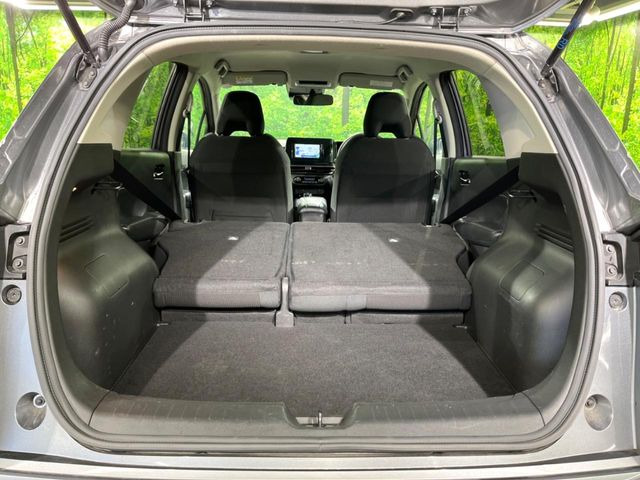 ���i�̂���������ʋ΁A���}���ɏ\���ȉ׎��X�y�[�X���m�ۂ��Ă���܂��B�Z�J���h�V�[�g��|���ƁA�傫�ȉו��̐ύڂ��\�ł���