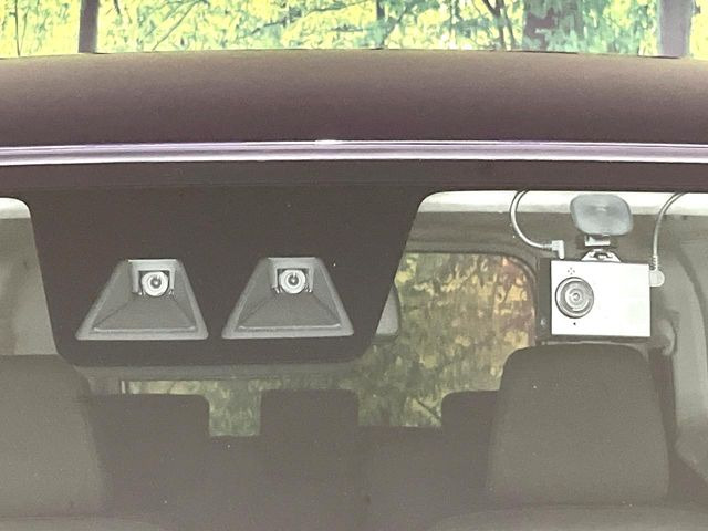 【スマートアシスト】走行中に前方の車両等を認識し、衝突しそうな時は警報とブレーキで衝突回避と被害軽減をアシスト。より安全にドライブをお楽しみいただけます。