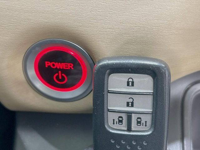 �yHonda�X�}�[�g�L�[�z�J�o����|�P�b�g�ɓ��ꂽ�܂܂ł��h�A�̎{���E�������\�ȃX�}�[�g�L�[�𑕔��B�G���W���̃I���E�I�t�����J�M�����o���K�v����������Ƃ��Ă��֗��ł���