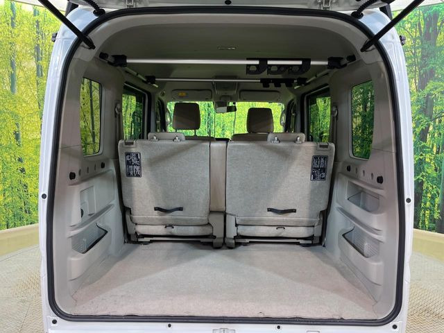 ���i�̂���������ʋ΁A���}���ɏ\���ȉ׎��X�y�[�X���m�ۂ��Ă���܂��B�Z�J���h�V�[�g��|���ƁA�傫�ȉו��̐ύڂ��\�ł���