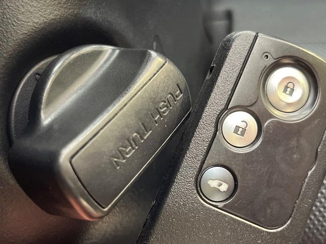 �yHonda�X�}�[�g�L�[�z�J�o����|�P�b�g�ɓ��ꂽ�܂܂ł��h�A�̎{���E�������\�ȃX�}�[�g�L�[�𑕔��B�G���W���̃I���E�I�t�����J�M�����o���K�v����������Ƃ��Ă��֗��ł���