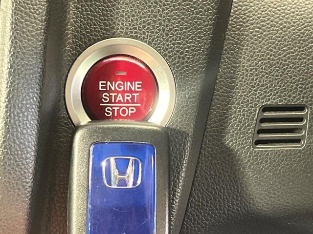 �yHonda�X�}�[�g�L�[�z�J�o����|�P�b�g�ɓ��ꂽ�܂܂ł��h�A�̎{���E�������\�ȃX�}�[�g�L�[�𑕔��B�G���W���̃I���E�I�t�����J�M�����o���K�v����������Ƃ��Ă��֗��ł���