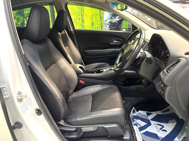 【ハーフレザーシート】高級感と座り心地を両立した人気のシート♪背面・座面のファブリック素材は、通気性の良さや滑りにくさに優れています。気温や服装に左右されず快適にお乗りいただけます。