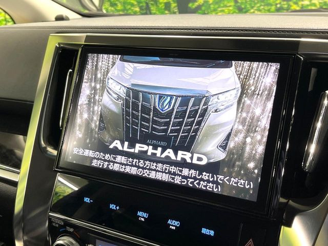 【メーカー純正10インチナビ】インテリアに溶け込むスタイリッシュな「専用設計」メーカーナビを装備♪視認性や操作性など基本性能にも優れ、より上質なカーライフをお楽しみいただけます。