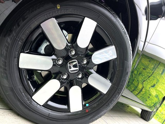 �y����15�C���`�A���~�z�C�[���z�O�ςɃ}�b�`���������A���~�z�C�[���𑕒����Ă���܂��B�e��ЊO�A���~�z�C�[����A�X�^�b�h���X�^�C�����戵�����Ă���܂��B���񂲑��k����������