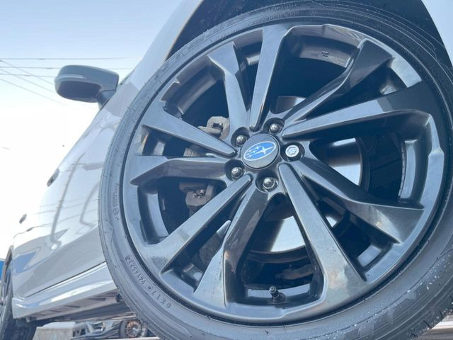 �y�O���[�h��p����18�C���`�A���~�z�C�[���z�f�U�C�����̍��������A���~�z�C�[���𑕒����Ă���܂��B�e��ЊO�A���~�z�C�[����A�X�^�b�h���X�^�C�����戵�����Ă���܂��B���񂲑��k����������