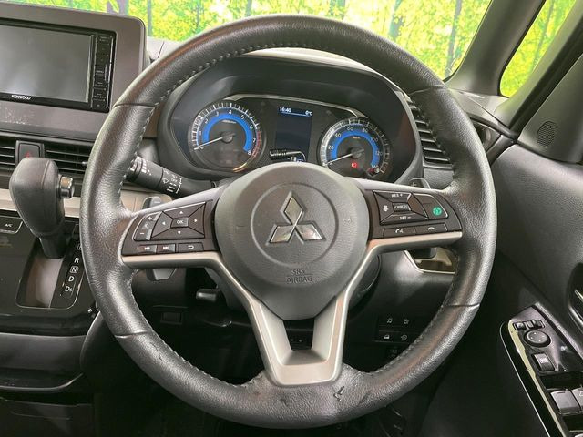 �C���e���A�ɍ��킹���f�U�C���̃X�e�A�����O�́A�^�]�������̂��Ƃ��l���A�^�]���₷���`��A�傫���ł��B�����x�A���ۂɐG���Ă��m���߂��������B