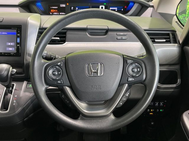 �C���e���A�ɍ��킹���f�U�C���̃X�e�A�����O�́A�^�]�������̂��Ƃ��l���A�^�]���₷���`��A�傫���ł��B�����x�A���ۂɐG���Ă��m���߂��������B