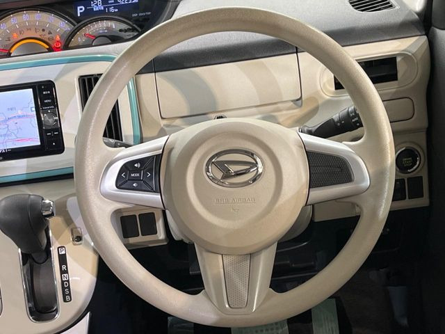 �C���e���A�ɍ��킹���f�U�C���̃X�e�A�����O�́A�^�]�������̂��Ƃ��l���A�^�]���₷���`��A�傫���ł��B�����x�A���ۂɐG���Ă��m���߂��������B