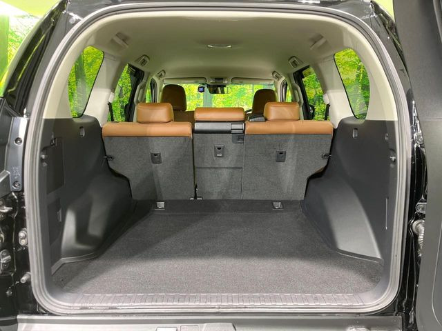 ���i�̂���������ʋ΁A���}���ɏ\���ȉ׎��X�y�[�X���m�ۂ��Ă���܂��B�Z�J���h�V�[�g��|���ƁA�傫�ȉו��̐ύڂ��\�ł���