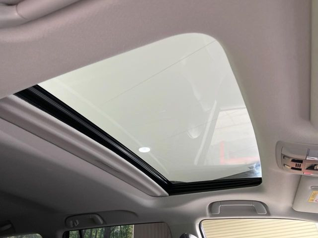 【サンルーフ】開放感たっぷりの希少装備、サンルーフが装着されています!車内に明かりを取り入れたり景色を楽しむ以外にも、車内の空気も簡単に換気できて快適です!
