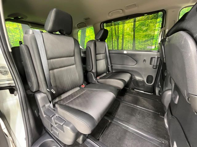 後部座席も気になるようなキズ・汚れやへたり等、大きなダメージはなく、良好な状態です。