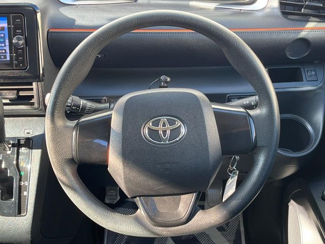 �C���e���A�ɍ��킹���f�U�C���̃X�e�A�����O�́A�^�]�������̂��Ƃ��l���A�^�]���₷���`��A�傫���ł��B�����x�A���ۂɐG���Ă��m���߂��������B