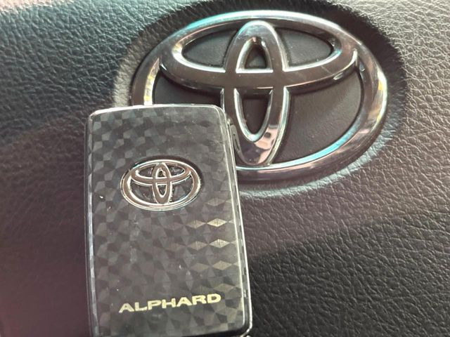 【スマートキー】カバンやポケットに入れたままでもドアの施錠・解錠が可能なスマートキーを装備。エンジンのオン・オフ時もカギを取り出す必要が無いからとっても便利です♪