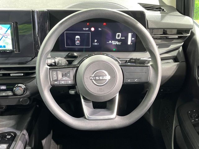 �C���e���A�ɍ��킹���f�U�C���̃X�e�A�����O�́A�^�]�������̂��Ƃ��l���A�^�]���₷���`��A�傫���ł��B�����x�A���ۂɐG���Ă��m���߂��������B