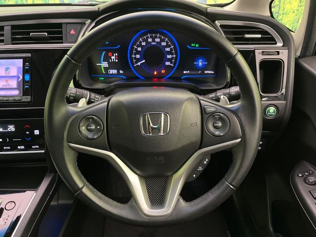 �C���e���A�ɍ��킹���f�U�C���̃X�e�A�����O�́A�^�]�������̂��Ƃ��l���A�^�]���₷���`��A�傫���ł��B�����x�A���ۂɐG���Ă��m���߂��������B