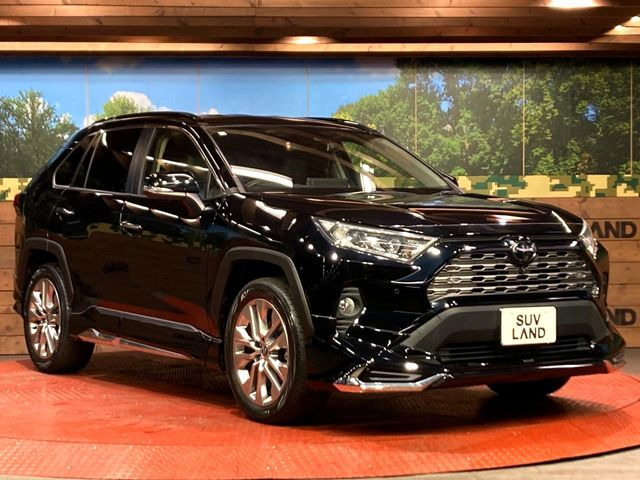 高透明度のガラス皮膜で撥水はもちろん、上質なツヤ・光沢を実現。紫外線や酸性雨から大切な愛車を保護し、色あせ・劣化を防止。「弾スプラッシュコート」、「弾プリミッサコート」からお選びいただけます。