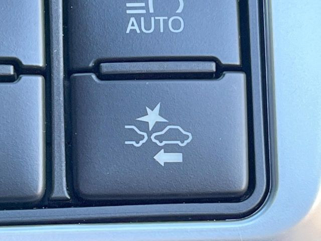 【トヨタセーフティセンス】走行中に前方の車両等を認識し、衝突しそうな時は警報とブレーキで衝突回避と被害軽減をアシスト。より安全にドライブをお楽しみいただけます。