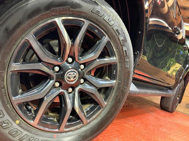 �y����18�C���`�A���~�z�C�[���z�O�ςɃ}�b�`���������A���~�z�C�[���𑕒����Ă���܂��B�e��ЊO�A���~�z�C�[����A�X�^�b�h���X�^�C�����戵�����Ă���܂��B���񂲑��k����������