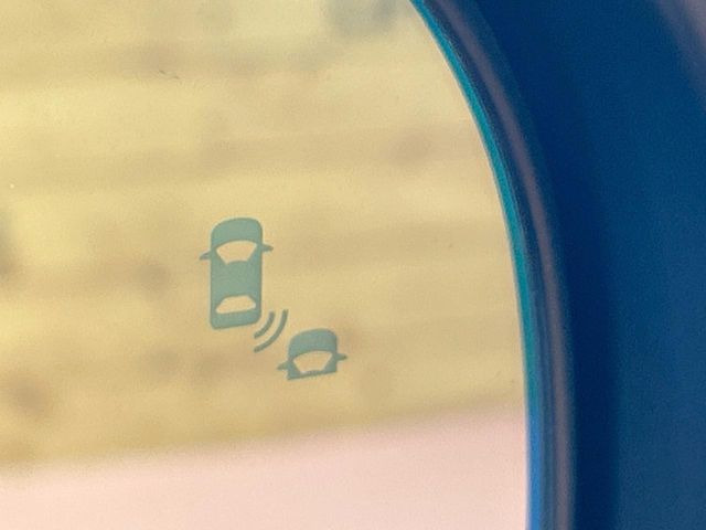 �y�u���C���h�X�|�b�g�C���t�H���[�V�����z���s���A�h�A�~���[�̎��p�ɂȂ�₷���ӏ��Ɍ㑱�Ԃ��ڋ߂���ƃT�C�h�~���[�t�߂Ɍx����\���A�h���C�o�[�ɒ��ӊ��N�����Ă���܂��B