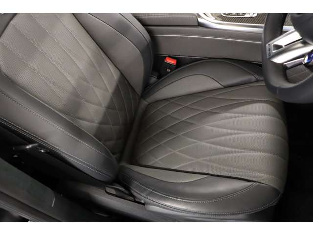 �V�[�g�ɂ̓q�[�^�[�ƃx���`���[�^�[�𑕔����Ă���A�G�߂��킸���K�ȍ���S�n��񋟂������܂��B�����~�ł��g�����A�����Ăł��������߂�����A�㎿�ȃh���C�r���O�E����̌����������鑕���ł������܂��B