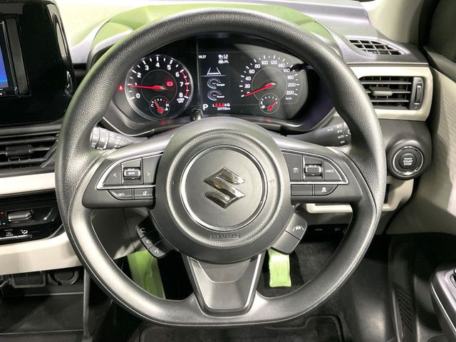 �C���e���A�ɍ��킹���f�U�C���̃X�e�A�����O�́A�^�]�������̂��Ƃ��l���A�^�]���₷���`��A�傫���ł��B�����x�A���ۂɐG���Ă��m���߂��������B