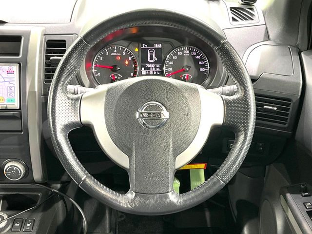 �C���e���A�ɍ��킹���f�U�C���̃X�e�A�����O�́A�^�]�������̂��Ƃ��l���A�^�]���₷���`��A�傫���ł��B�����x�A���ۂɐG���Ă��m���߂��������B