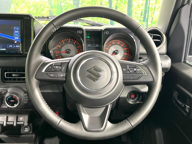 �C���e���A�ɍ��킹���f�U�C���̃X�e�A�����O�́A�^�]�������̂��Ƃ��l���A�^�]���₷���`��A�傫���ł��B�����x�A���ۂɐG���Ă��m���߂��������B