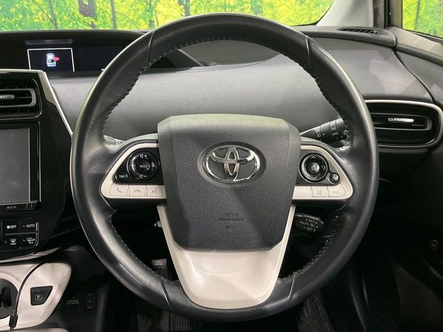 �C���e���A�ɍ��킹���f�U�C���̃X�e�A�����O�́A�^�]�������̂��Ƃ��l���A�^�]���₷���`��A�傫���ł��B�����x�A���ۂɐG���Ă��m���߂��������B