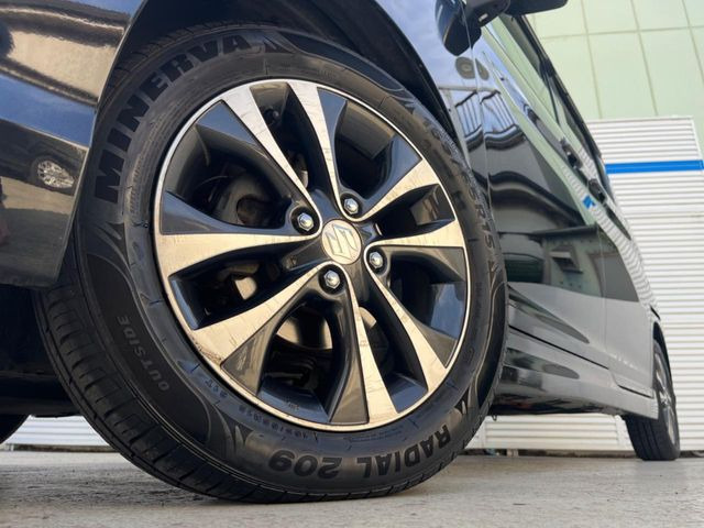 �y����15�C���`�A���~�z�C�[���z�O�ςɃ}�b�`���������A���~�z�C�[���𑕒����Ă���܂��B�e��ЊO�A���~�z�C�[����A�X�^�b�h���X�^�C�����戵�����Ă���܂��B���񂲑��k����������