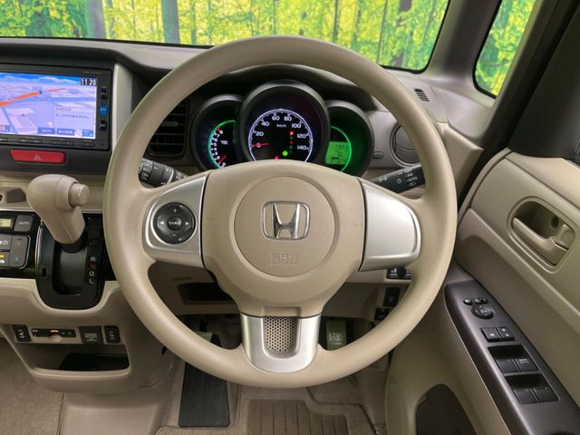 �C���e���A�ɍ��킹���f�U�C���̃X�e�A�����O�́A�^�]�������̂��Ƃ��l���A�^�]���₷���`��A�傫���ł��B�����x�A���ۂɐG���Ă��m���߂��������B