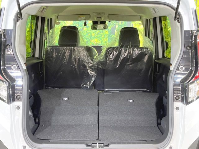 ���i�̂���������ʋ΁A���}���ɏ\���ȉ׎��X�y�[�X���m�ۂ��Ă���܂��B�Z�J���h�V�[�g��|���ƁA�傫�ȉו��̐ύڂ��\�ł���