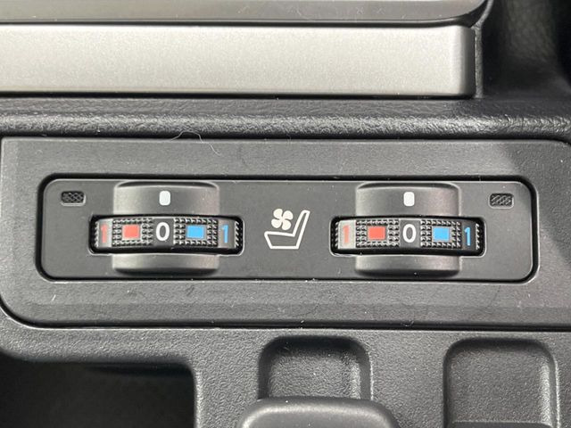 【シートベンチレーション】夏場は涼しい風でお尻や背中の熱やムレを防ぎ、冬はエアコンよりも早く温まってポカポカに!季節を問わず快適に過ごせます。