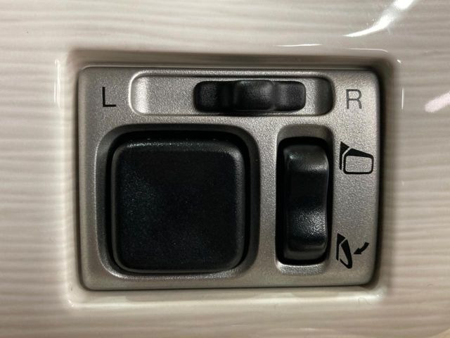 �y�d���i�[�~���[�z�T�C�h�~���[�͓d���i�[���ƂȂ��Ă���A�������ԏ�ł��L�Y�������X�N��}�����܂��B