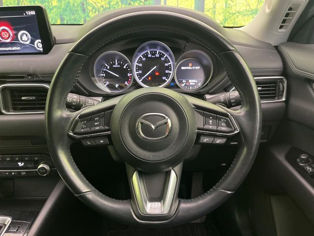 �C���e���A�ɍ��킹���f�U�C���̃X�e�A�����O�́A�^�]�������̂��Ƃ��l���A�^�]���₷���`��A�傫���ł��B�����x�A���ۂɐG���Ă��m���߂��������B