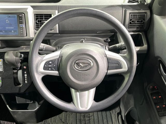 �C���e���A�ɍ��킹���f�U�C���̃X�e�A�����O�́A�^�]�������̂��Ƃ��l���A�^�]���₷���`��A�傫���ł��B�����x�A���ۂɐG���Ă��m���߂��������B