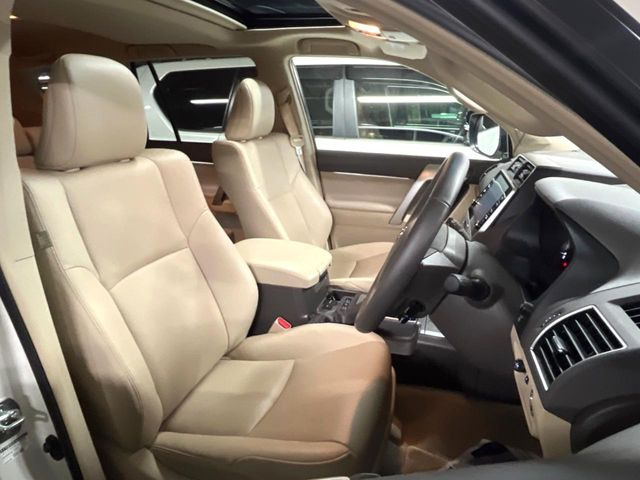 【ベージュレザーシート】デザイン性が高く、高級感のあるベージュ革シート。常に体に触れる部分だから、座り心地の良さにはこだわりたいですね♪汚れの付着や劣化を抑制する内装コーティング施工もおススメですよ♪