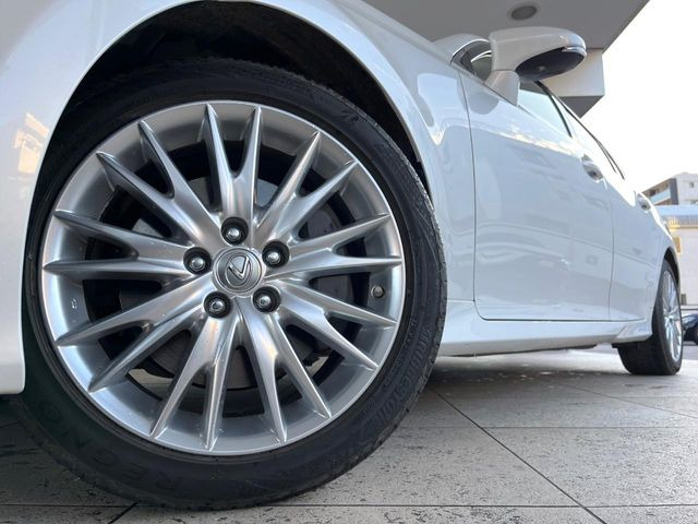 �y����18�C���`�A���~�z�C�[���z�O�ςɃ}�b�`���������A���~�z�C�[���𑕒����Ă���܂��B�e��ЊO�A���~�z�C�[����A�X�^�b�h���X�^�C�����戵�����Ă���܂��B���񂲑��k����������