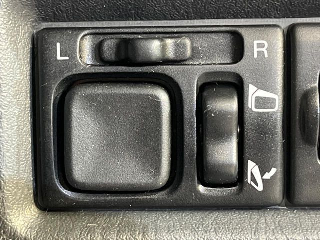 �y�d���i�[�~���[�z�T�C�h�~���[�͓d���i�[���ƂȂ��Ă���A�������ԏ�ł��L�Y�������X�N��}�����܂��B