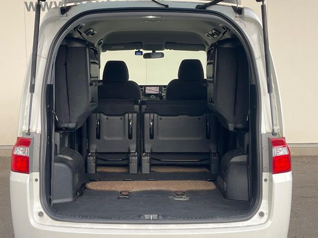 ���i�̂���������ʋ΁A���}���ɏ\���ȉ׎��X�y�[�X���m�ۂ��Ă���܂��B�Z�J���h�V�[�g��|���ƁA�傫�ȉו��̐ύڂ��\�ł���