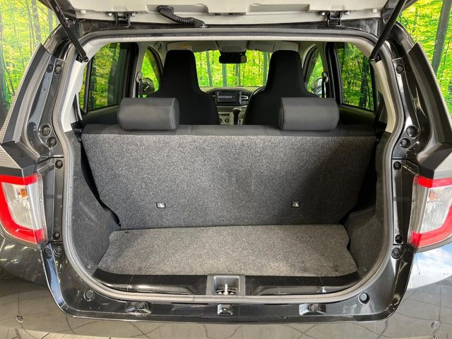 ���i�̂���������ʋ΁A���}���ɏ\���ȉ׎��X�y�[�X���m�ۂ��Ă���܂��B�Z�J���h�V�[�g��|���ƁA�傫�ȉו��̐ύڂ��\�ł���