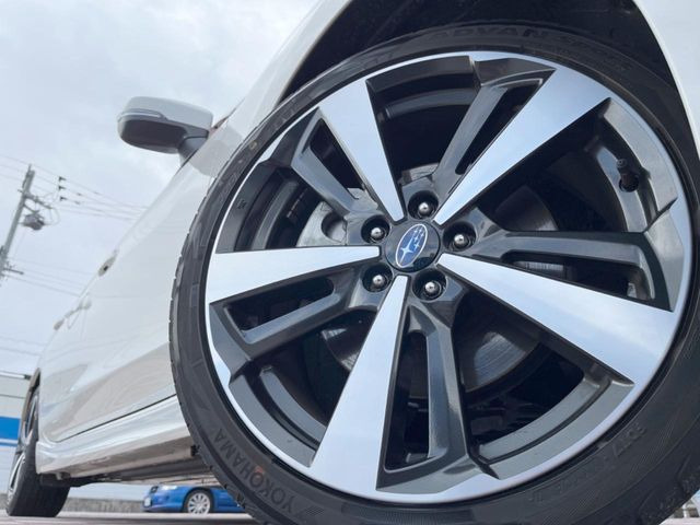 �y�O���[�h��p����18�C���`�A���~�z�C�[���z�f�U�C�����̍��������A���~�z�C�[���𑕒����Ă���܂��B�e��ЊO�A���~�z�C�[����A�X�^�b�h���X�^�C�����戵�����Ă���܂��B���񂲑��k����������