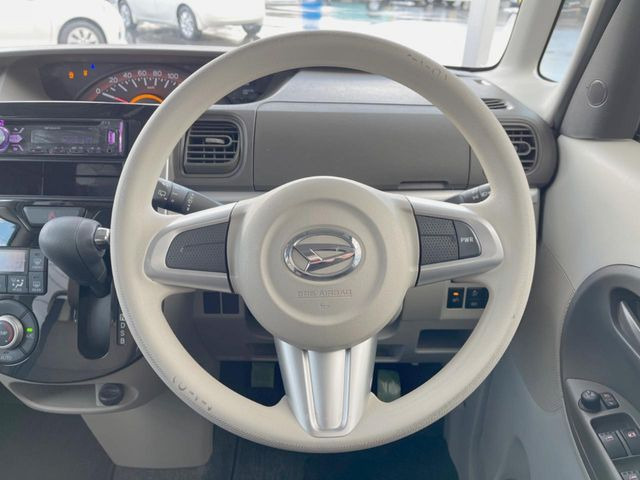 �C���e���A�ɍ��킹���f�U�C���̃X�e�A�����O�́A�^�]�������̂��Ƃ��l���A�^�]���₷���`��A�傫���ł��B�����x�A���ۂɐG���Ă��m���߂��������B