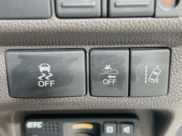 �y�z���_�Z���V���O�z���s���ɑO���̎ԗ�����F�����A�Փ˂������Ȏ��͌x��ƃu���[�L�ŏՓˉ���Ɣ�Q�y�����A�V�X�g�B�����S�Ƀh���C�u�����y���݂��������܂��B