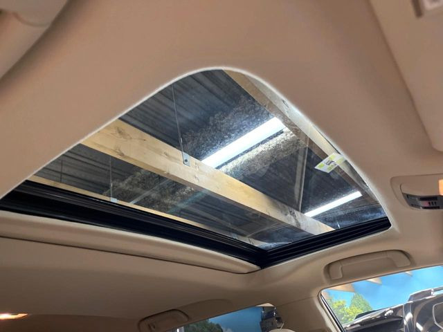 【サンルーフ】開放感たっぷりの希少装備、サンルーフが装着されています!車内に明かりを取り入れたり景色を楽しむ以外にも、車内の空気も簡単に換気できて快適です!