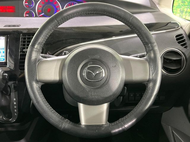 �C���e���A�ɍ��킹���f�U�C���̃X�e�A�����O�́A�^�]�������̂��Ƃ��l���A�^�]���₷���`��A�傫���ł��B�����x�A���ۂɐG���Ă��m���߂��������B