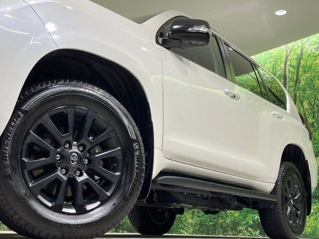 【純正アルミホイール】外観にマッチした純正アルミホイールを装着しております。各種社外アルミホイールや、スタッドレスタイヤも取扱いしております。是非ご相談ください♪