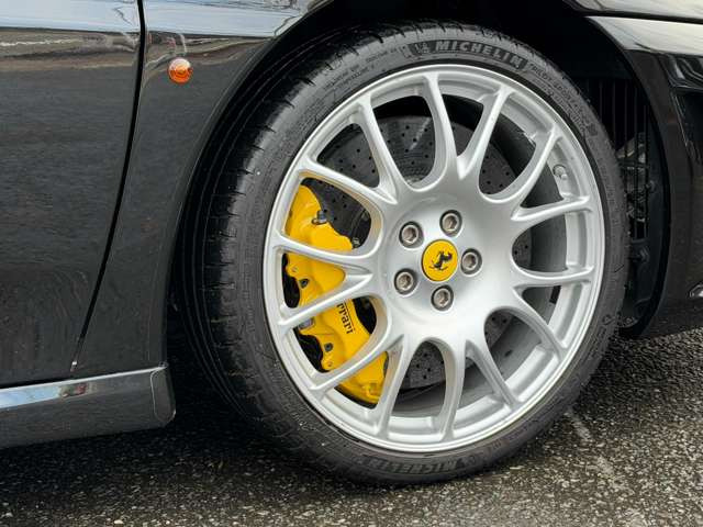 オプション19インチアルミホイール・フェラーリロゴ入りイエローキャリパー・セラミックカーボンブレーキ。