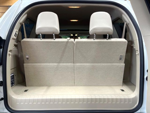 積み下ろしのしやすいデッキにはたっぷりと荷物を積み込んでいただけます。遊びから仕事まで、様々なシーンで頼れます♪